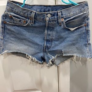 Light wash fringe Levi denim shorts